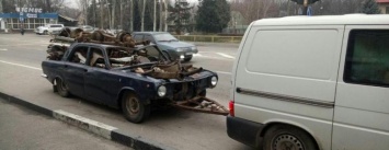 В Запорожье задержали легковушку, перевозящую на металлолом целый автомобиль, - ФОТО