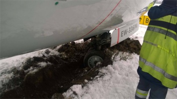 В Борисполе после посадки в грунт выкатился Boeing 737 Белавиа