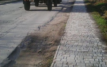 Антоновские активисты остановили трактор с лесом-кругляком