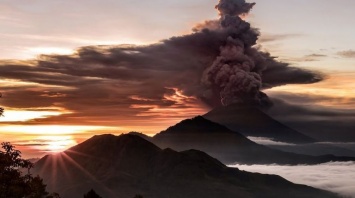 На Бали произошло извержение священного вулкана Агунг. Фото