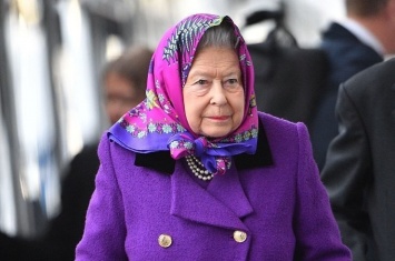 Королева Елизавета II появилась на вокзале в Норфолке в баклажановом пальто (ФОТО)