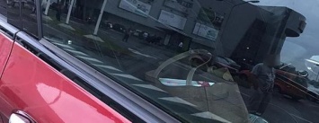 В Херсоне пытаются грабить автомобили на парковках