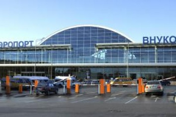 В российском аэропорту Внуково из самолета выпала стюардесса