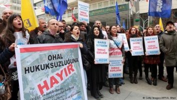 В Турции уволены еще почти 3 тысячи госслужащих