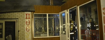 На рынке "Колос" в Николаеве горел павильон, приспособленный под столярную мастерскую, - ФОТО