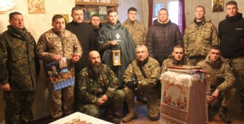 Украинским военным в Донбасс доставили Вифлеемский огонь (фото)