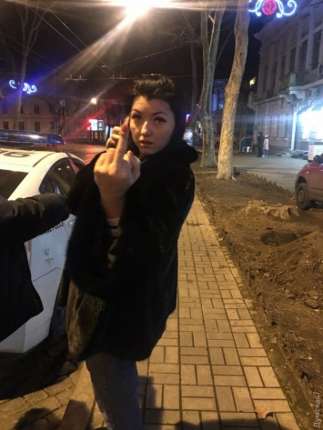 Пьяная сотрудница одесской мэрии за рулем Nissan оскорбляла полицейских и бросалась на журналиста
