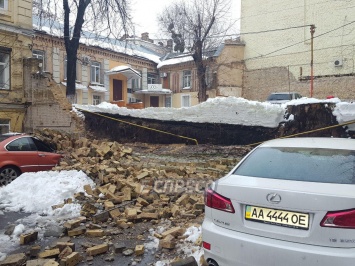 В центре Киева на автомобили и газопровод обвалилась стена между домами