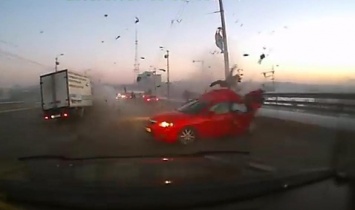 ВИДЕО ДТП на России: лихач на Mazda устроил замес из пяти авто
