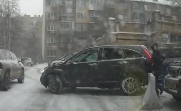 В Киеве девушке на Honda CR-V срочно надо было почистить снег прямо на дороге. ВИДЕО