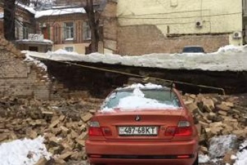 В центре Киева во дворе между домами обвалилась стена