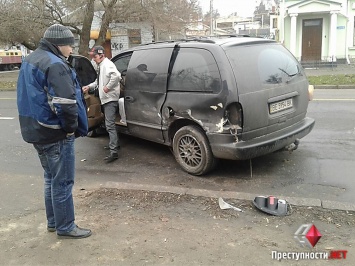 Dodge едва не въехал в остановку после ДТП в Николаеве