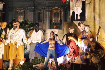 "Атакована церковью". Секстремистка Femen оголилась на сцене Ватикана в образе Девы Марии
