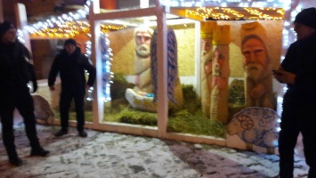 В центре Львова мужчина стащил из рождественского вертепа ясли с Иисусом. Фото