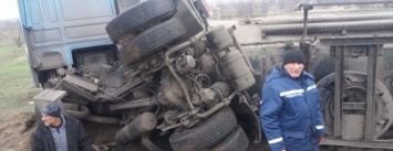 В Запорожской области перевернулся грузовик с 35-ю тоннам подсолнечного масла, - ФОТО