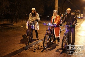 Деды Морозы на велосипедах катали по предновогоднему Кривому Рогу