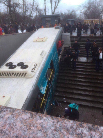 Жуткое ДТП в Москве. Автобус влетел в подземный переход, погибли люди. Фото