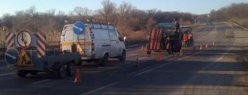 В Запорожской области ремонтируют ямы на дорогах: дорожники работали в Вольнянском и Черниговском районах, - ФОТО