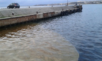 Вода на набережных Крыма загрязнена (фото)