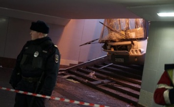 В Москве автобус влетел в подземный переход - есть погибшие (Видео)