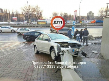 В Киеве на Окружной два Ford не поделили дорогу и устроили ДТП