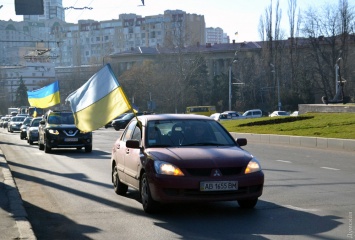 В Одессе военные авиаторы провели автопробег в поддержку сослуживцев, которых хотят посадить из-за конфликта на Школьном