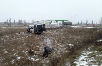 В столкновении с грузовиком на харьковской трассе погиб водитель микроавтобуса