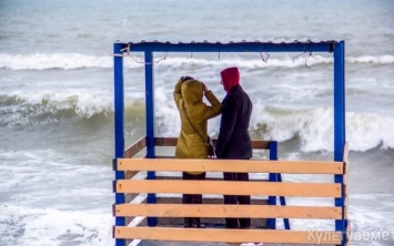 В Одессе была аномально теплая погода и большие волны (фото)