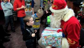 Харьковские волонтеры вручили новогодние подарки детям бойцов, погибших в АТО