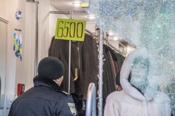 В Киеве на Крещатике разбили ломом стеклянные двери и ограбили магазин шуб