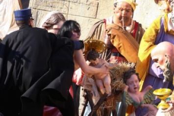 Акция Femen в Ватикане: полиция задержала активистку за попытку похищения "дитя Иисуса"