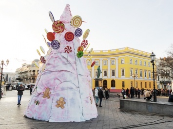 Одесская сладкая елка встречает гостей на Приморском бульваре. Фото
