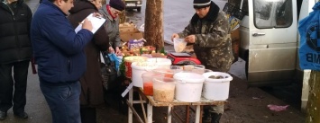 Мэрия провела рейд против стихийной торговли на Привокзальном рынке в Николаеве, - ФОТО