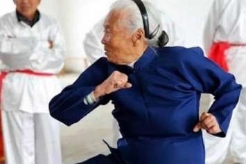 94-летняя мастер боевых искусств покорила Сеть (видео)