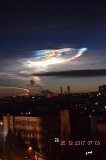 В небе над Луганском замечено необычное явление: появились фото