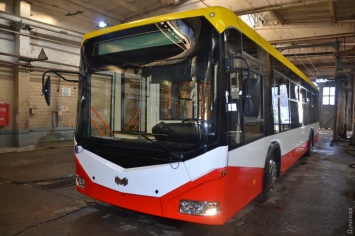 Первый белорусский троллейбус вышел на линию в Одессе: с автономным ходом, кондиционерами и розетками для телефонов