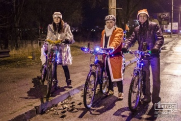 На Днепропетровщине Деды Морозы на колесах поздравили детей