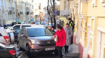 В Киеве "автоледи" создала пробку на тротуаре
