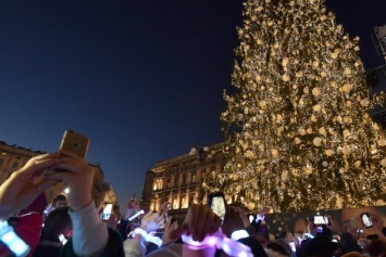Африканец попытался снять крест с рождественской елки в Италии