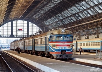 "Укрзализныця" в 2017 году отремонтировала 13 пригородных поездов