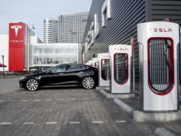 Tesla ограничила список лиц, которые могут использовать зарядные станции Supercharger