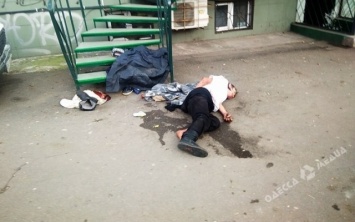 Никто в Одессе не спешил на помощь женщине, которая лежала в луже крови