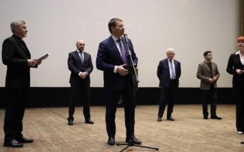 Андрей Гордеев наградил участников АТО медалями на показе фильма "Киборги"