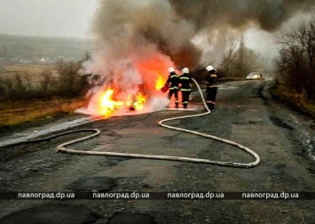 ЧП на Днепропетровщине: пожарные тушили автомобиль