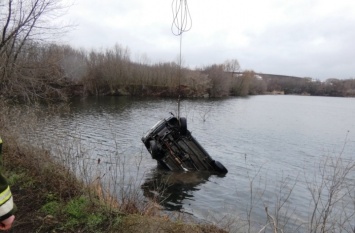В Черкасской области водитель слетел в карьер и утонул вместе с машиной (ФОТО)