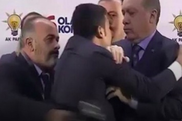 Неизвестный набросился на Эрдогана в Турции
