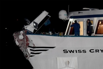 В Германии круизный лайнер с пассажирами врезался в мост. Десятки пострадавших