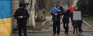 Криворожанин, обвиняемый в надругательстве над Государственным Флагом Украины, пришел в суд с 3 детьми (ФОТО)