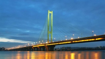 В Киеве ограничат движение по двум мостам