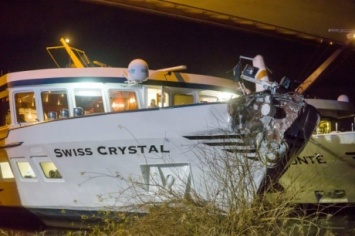 В Германии теплоход врезался в опору моста: 29 пострадавших